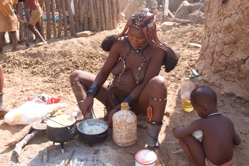 Himbka vaří kaši